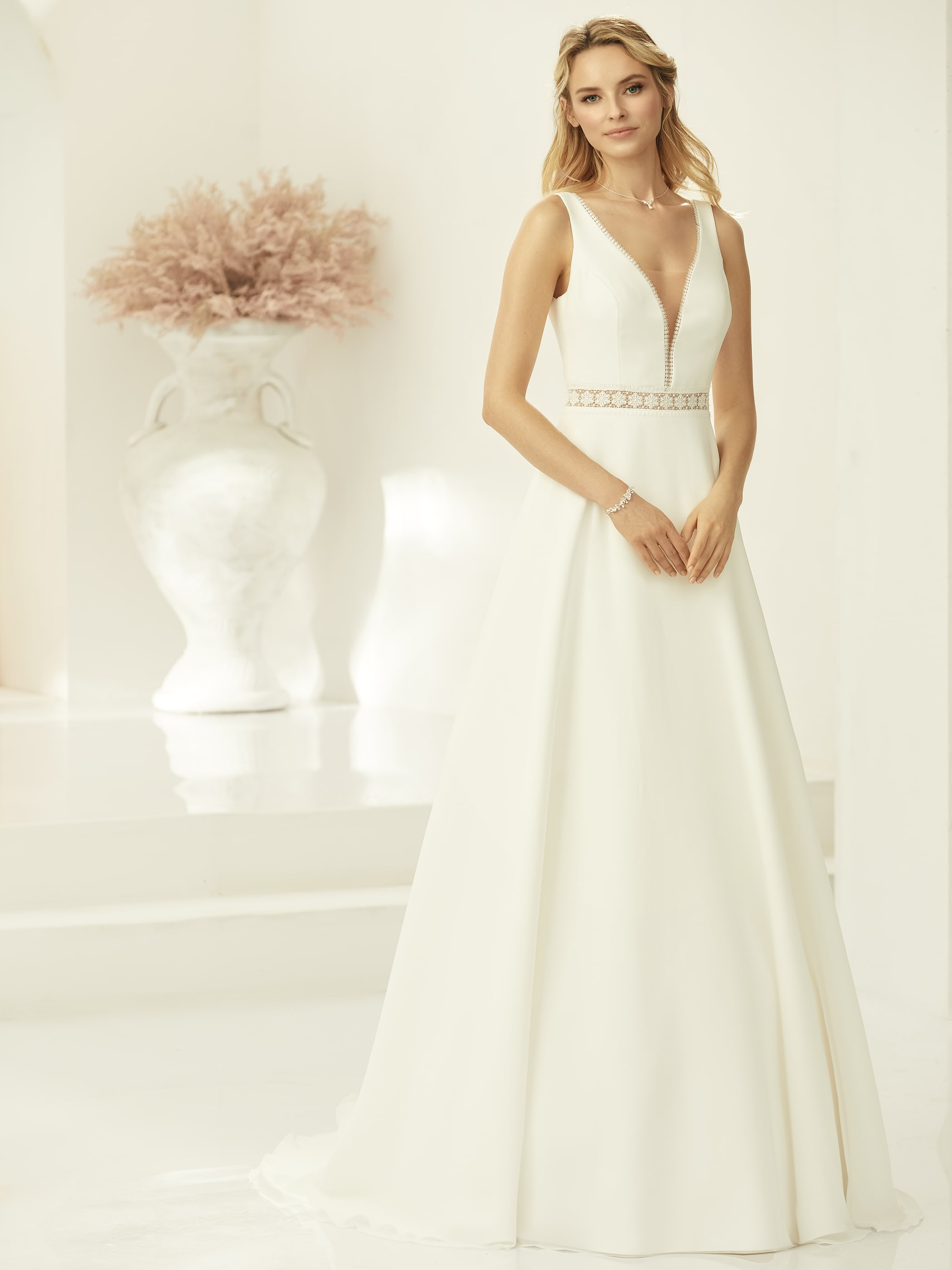 Brautkleid in ALinie mit tiefen VAusschnitt mit Spitze und weichen TüllEinsätzen