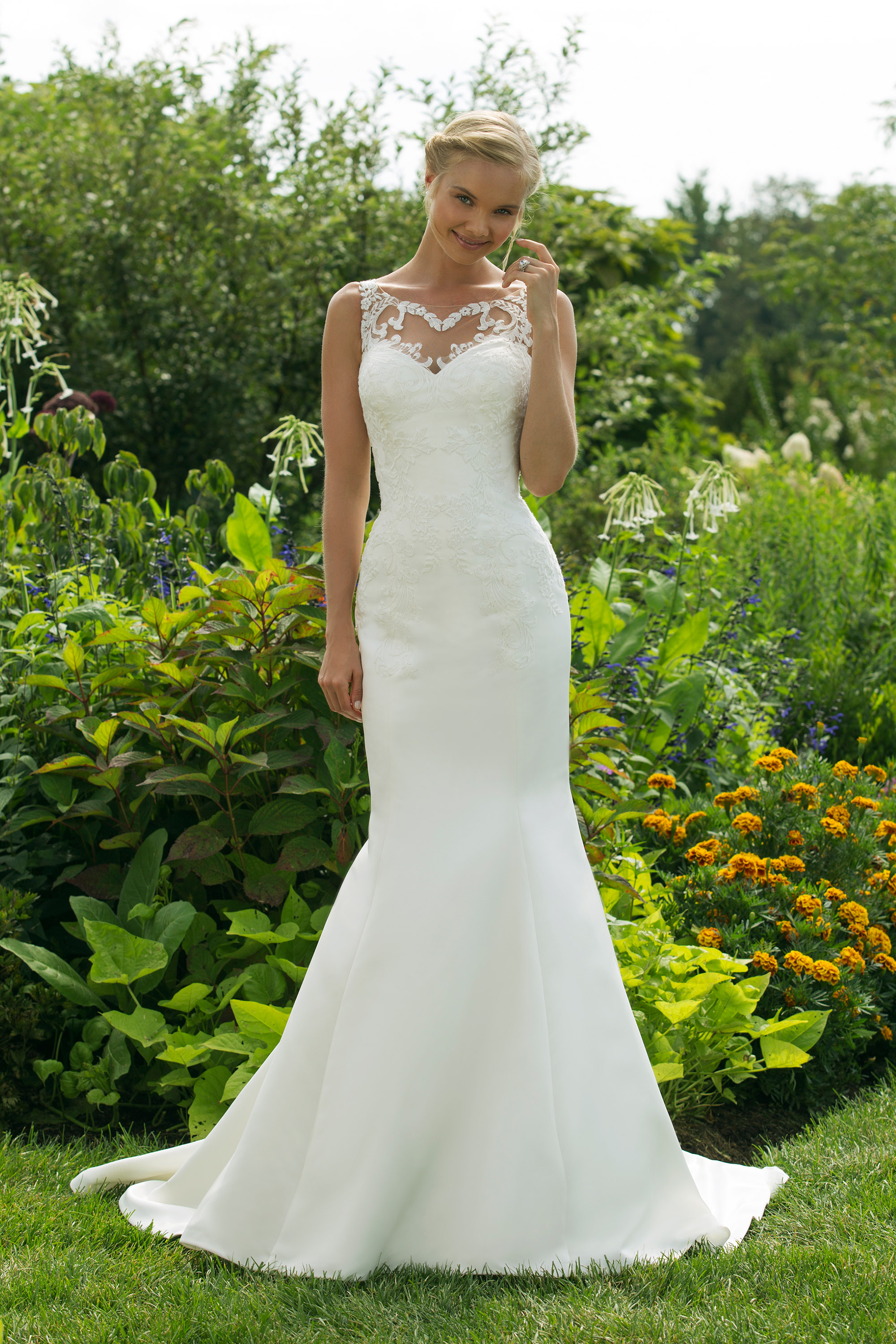 Elegantes Fit and Flare Brautkleid im Sale reduziert im Brautmoden Outlet Köln