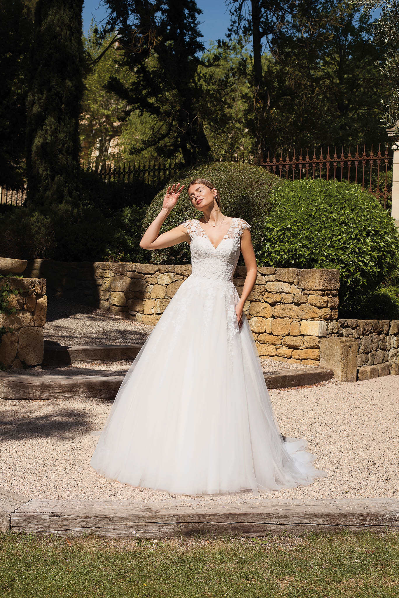 A-Linien Brautkleid mit floraler Spitze, V-Ausschnitt und voluminösem Tüllrock