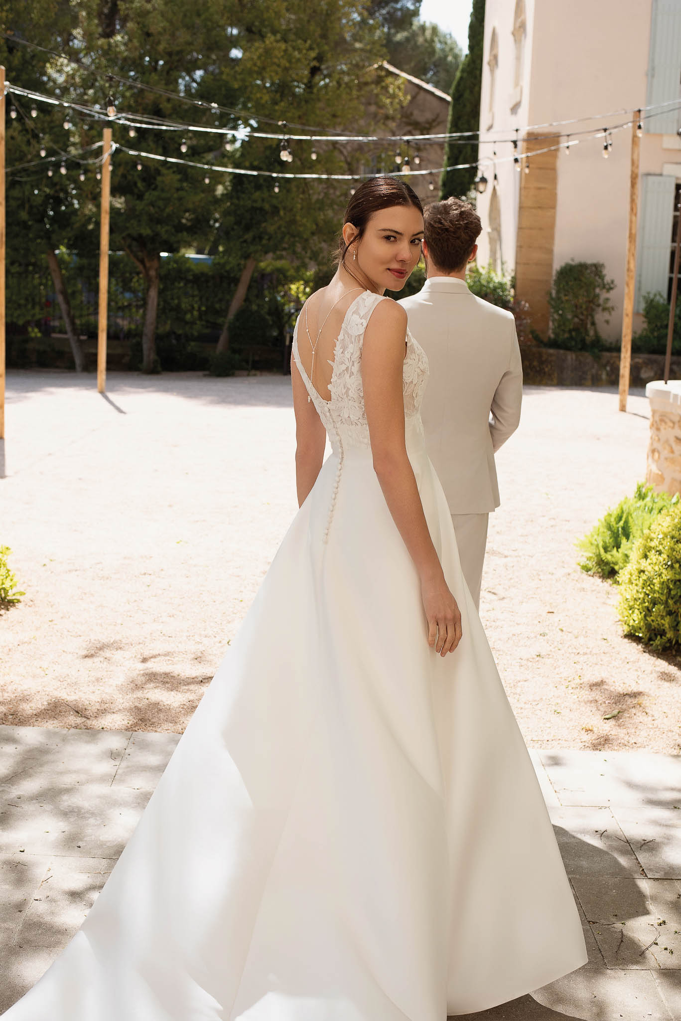 A-Linien Brautkleid mit Spitzenrücken, weit ausgestelltem Rock und längerer Schleppe
