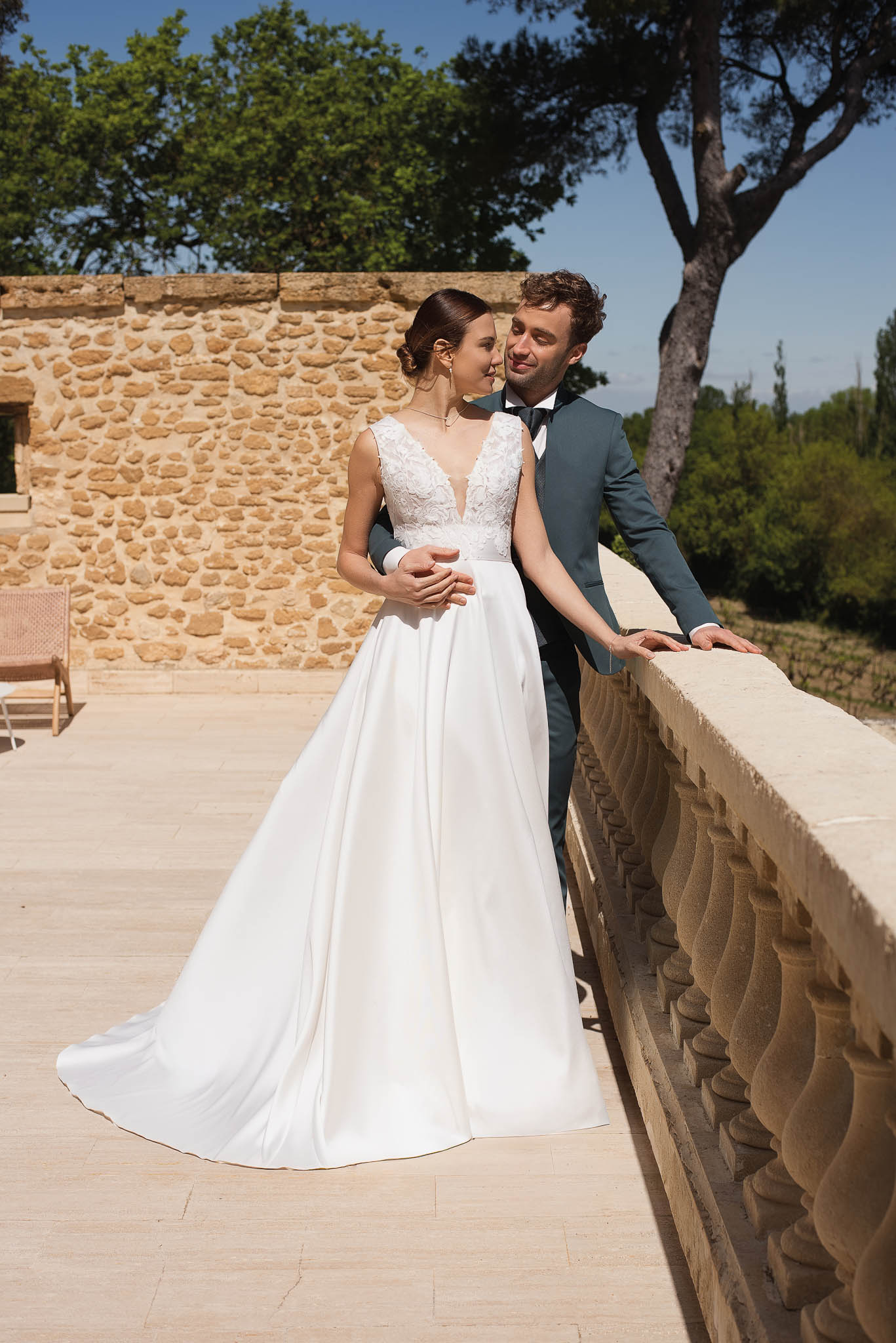 A-Linien Brautkleid mit floraler Spitze, tiefem V-Ausschnitt und glattem Rock