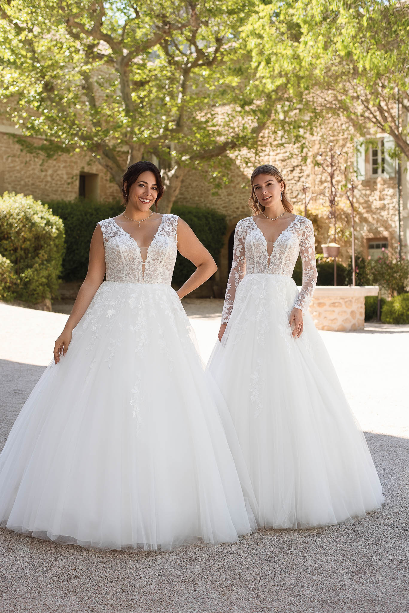 A Linien Brautkleid mit und ohne Spitzenärmel Eglantine Iberia A Linien Brautkleid mit floraler Spitze in zwei Tragevarianten, mit langen Spitzenärmeln und ohne Ärmel, auch in Curvy Größen