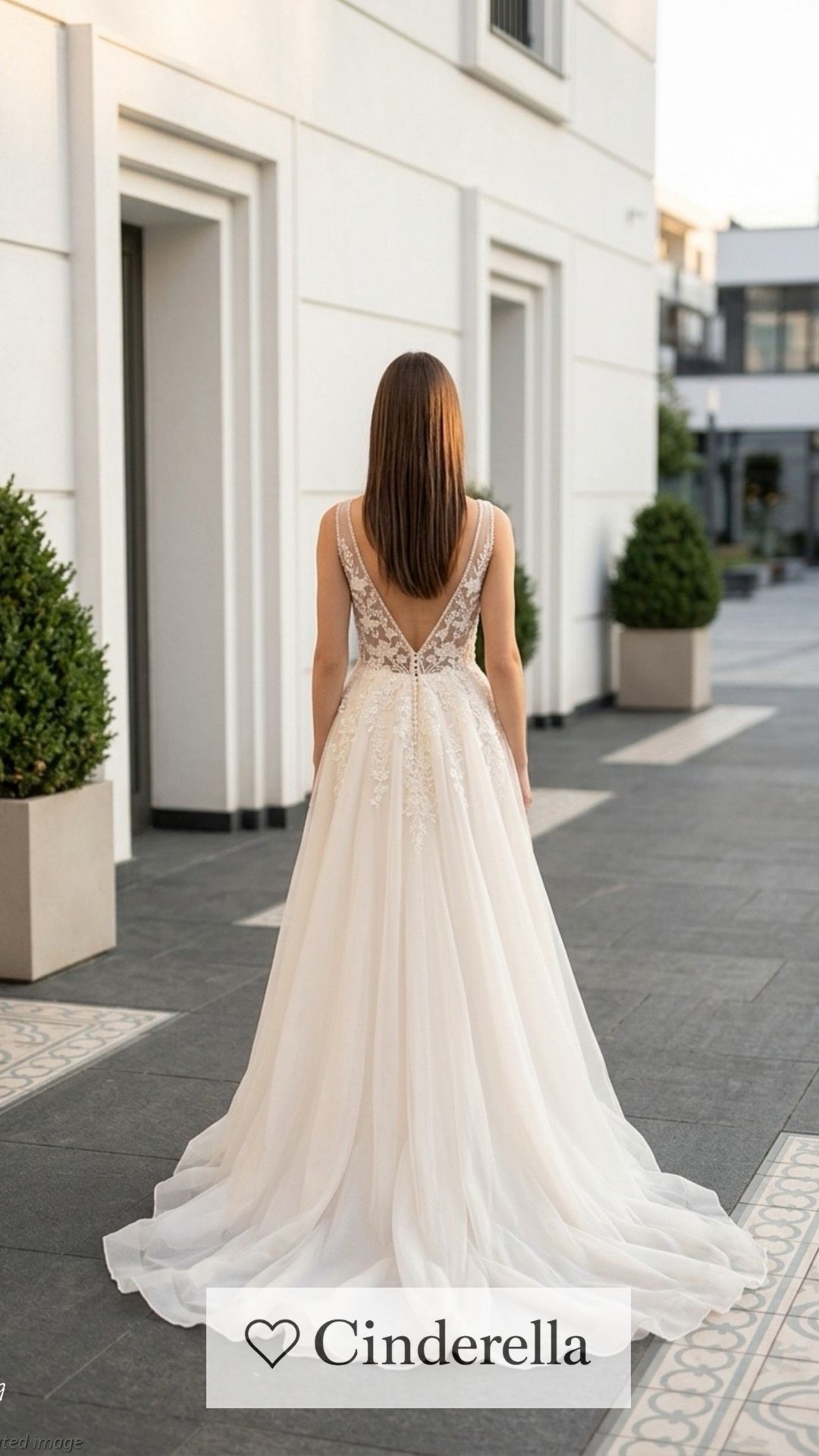 Bestickte Corsage mit Perlen und Spitze Aria Brautkleid mit floraler Spitze, Perlenstickerei und Illusionsausschnitt