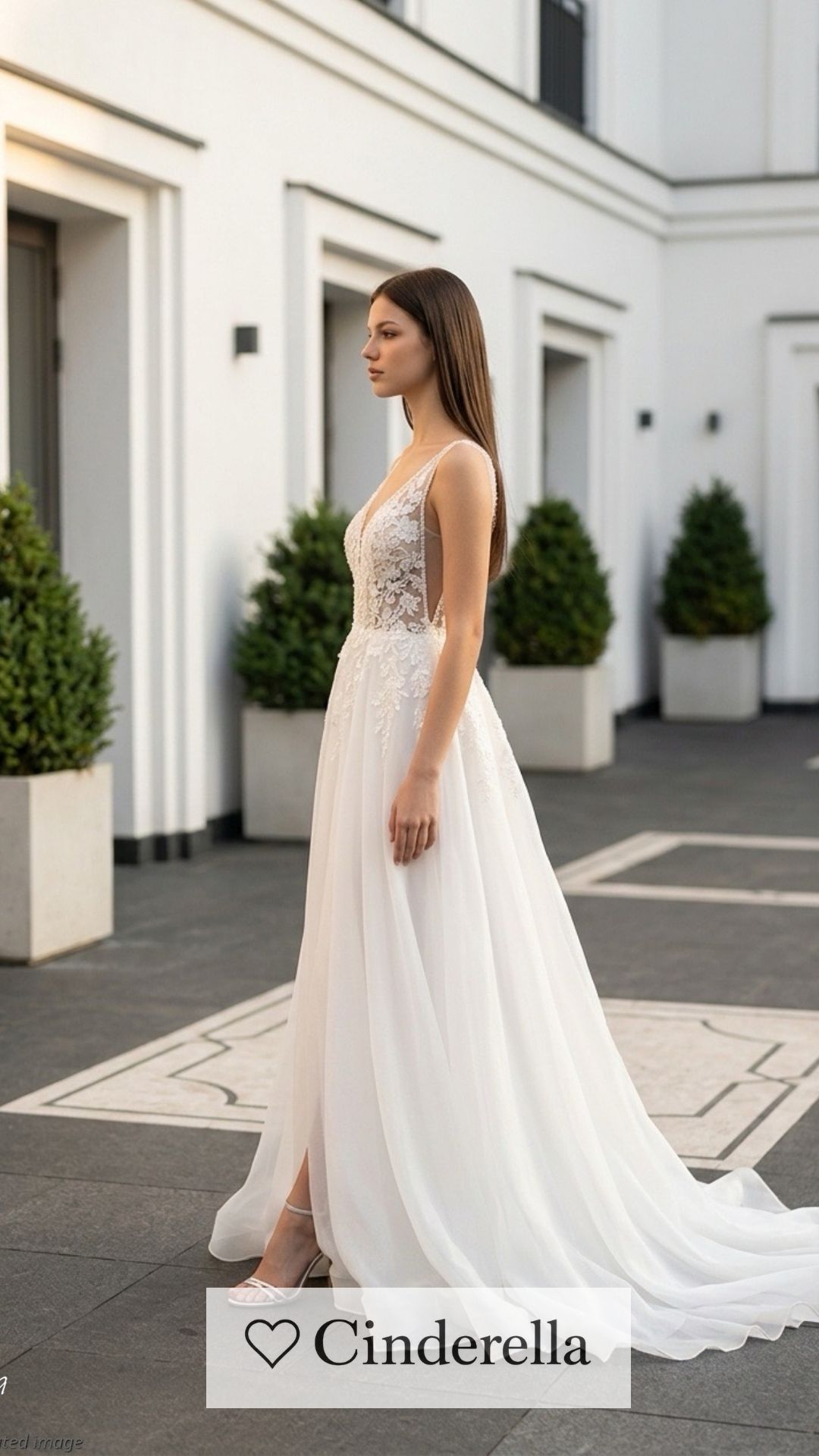 Seitliche Spitze mit fließendem Rock Aria Brautkleid mit seitlichen Spitzenapplikationen und weich fallendem Chiffonrock