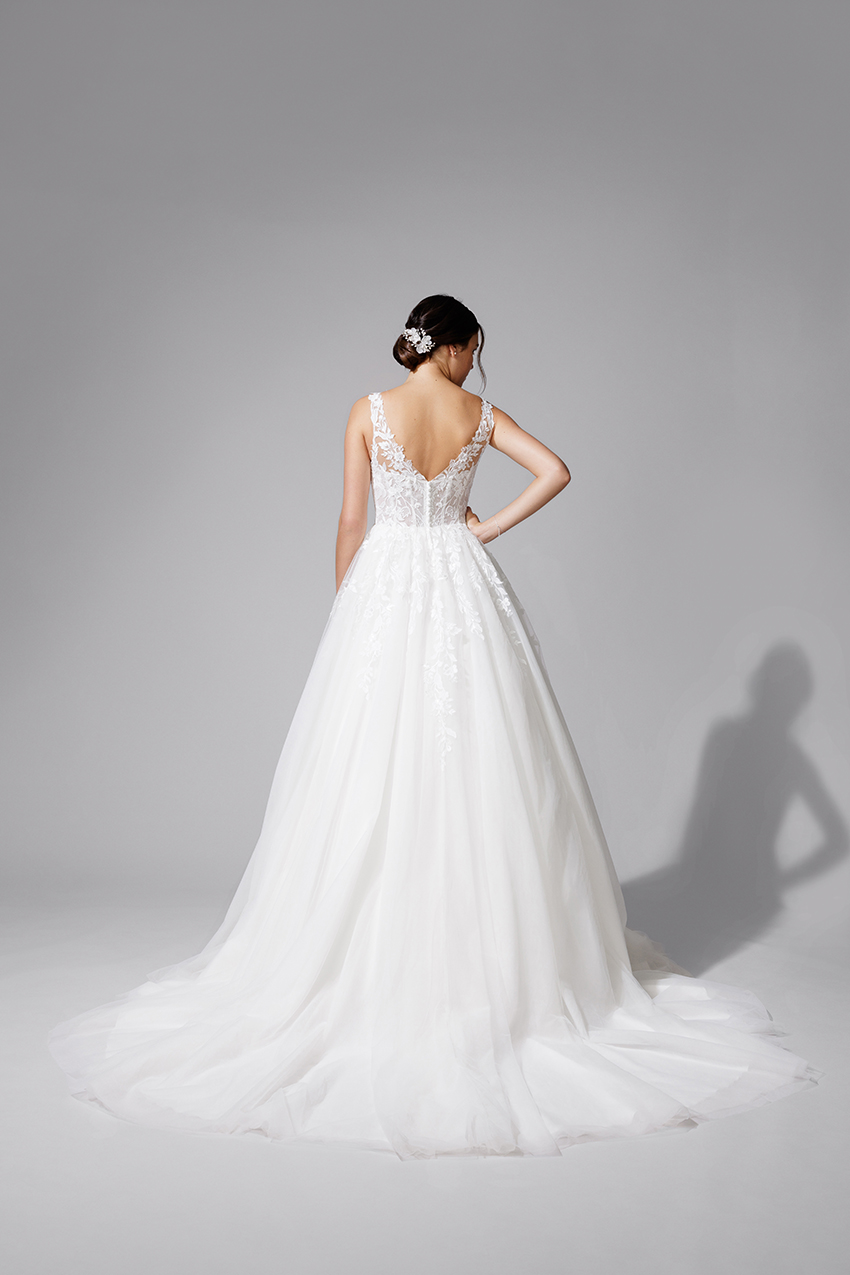 A Linien Brautkleid mit Tüllrock und Schleppe A Linien Brautkleid mit voluminösem Tüllrock, floraler Spitze und langer Schleppe