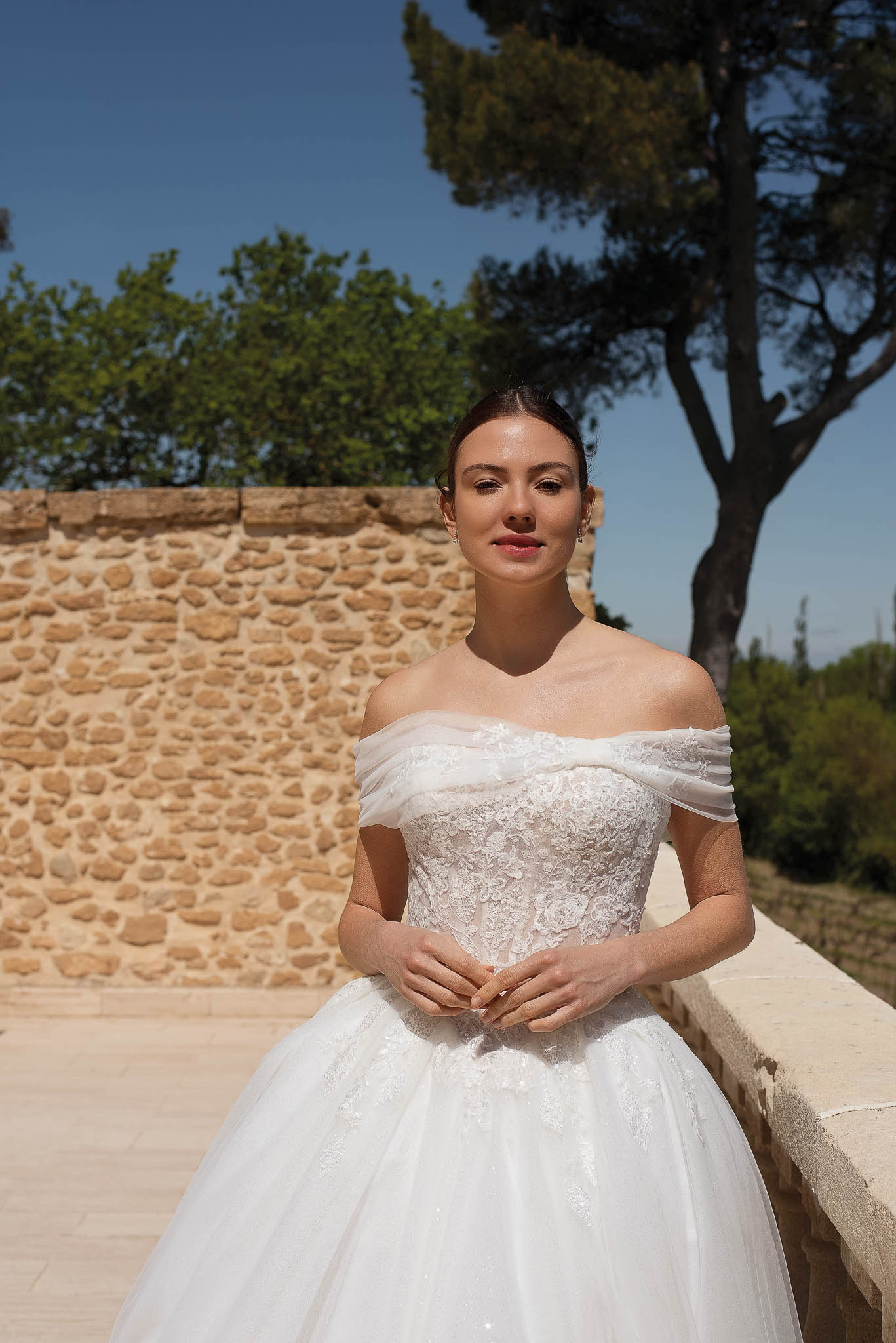 Brautkleid mit abknöpfbaren Carmen-Trägern im Off-Shoulder-Look