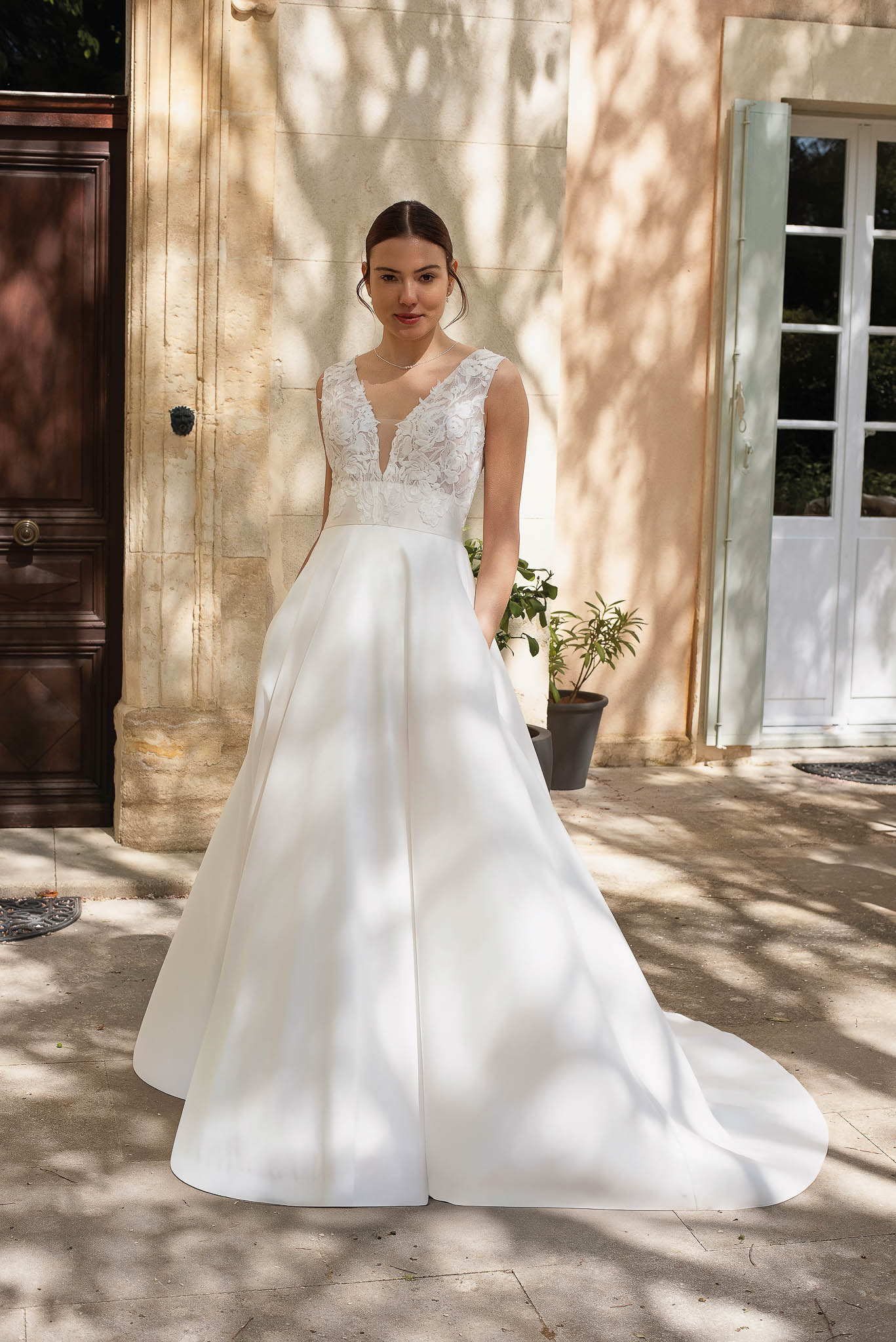 Brautkleid mit floraler Spitze, breiten Trägern und weit ausgestelltem glattem Rock