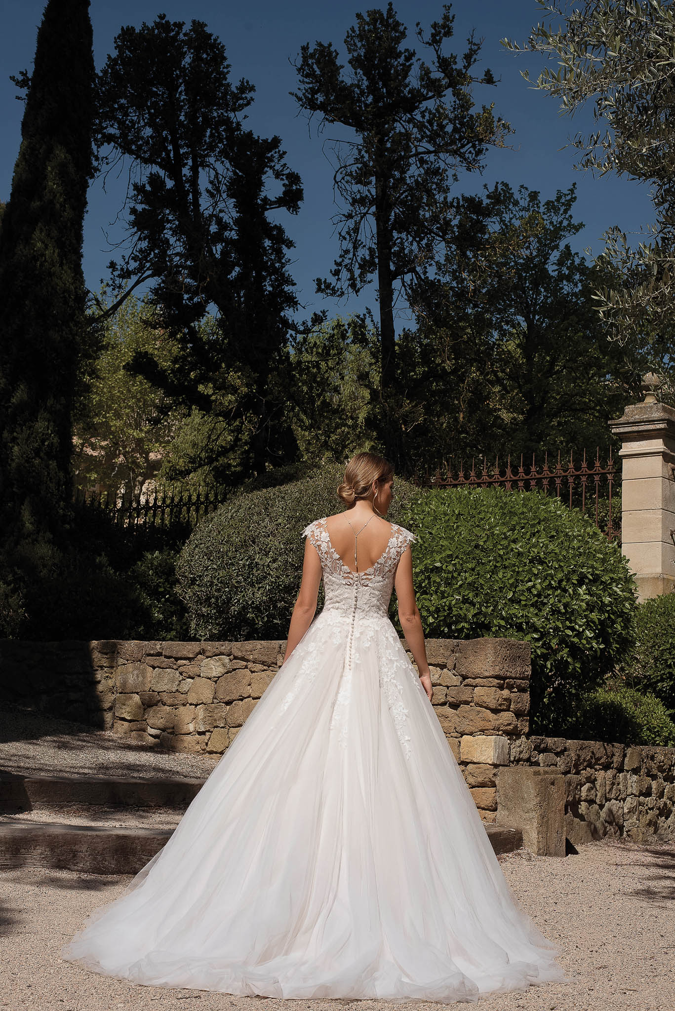 Rückenansicht eines A-Linien Brautkleides mit floraler Spitze und voluminösem Tüllrock