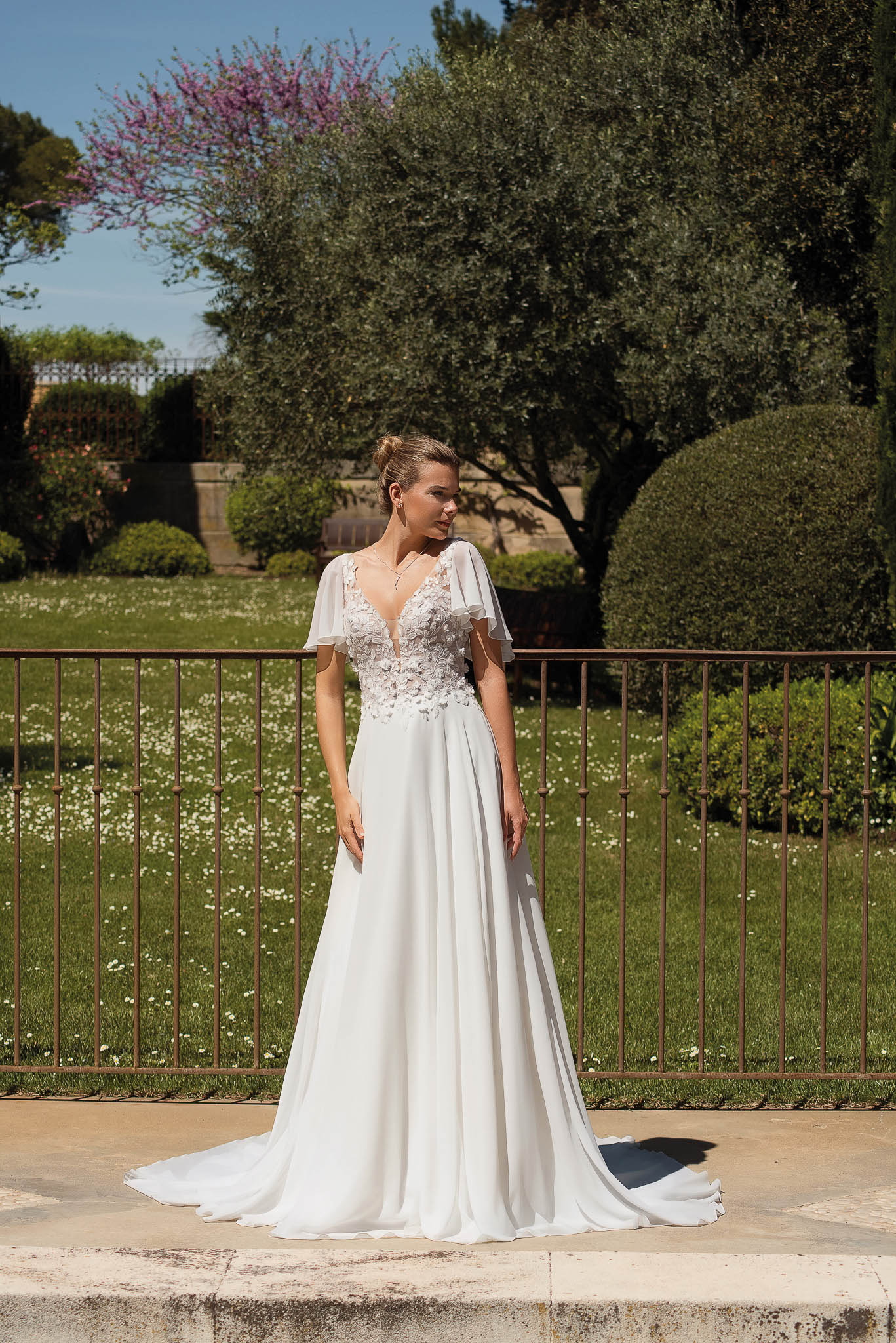 Brautkleid mit Spitzenoberteil und V-Ausschnitt