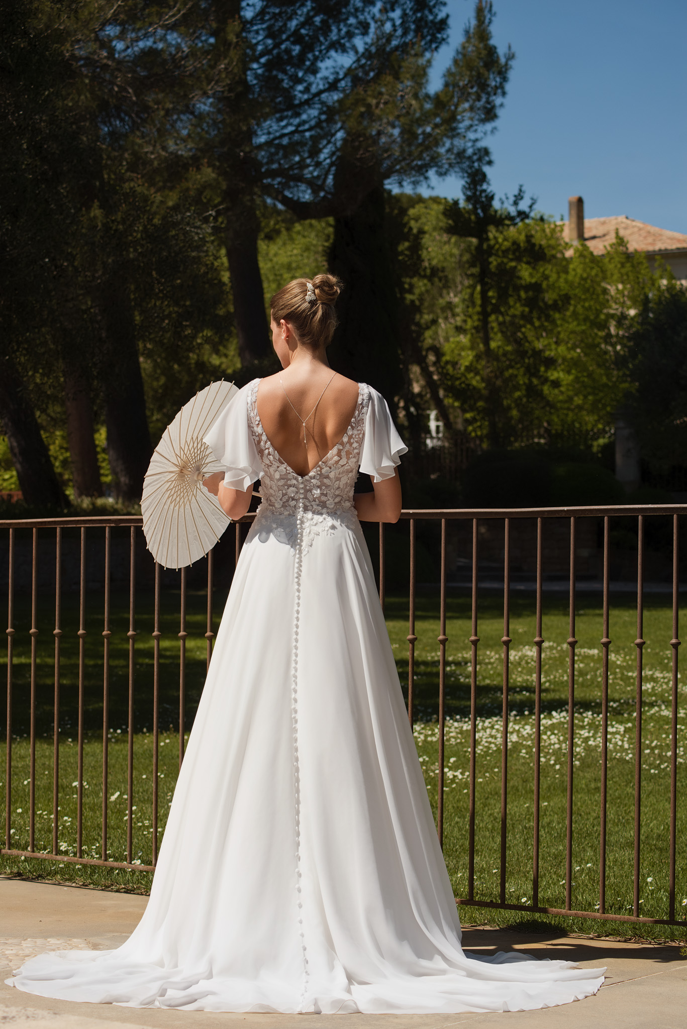 Brautkleid mit tiefem V-Rücken und leichter Schleppe
