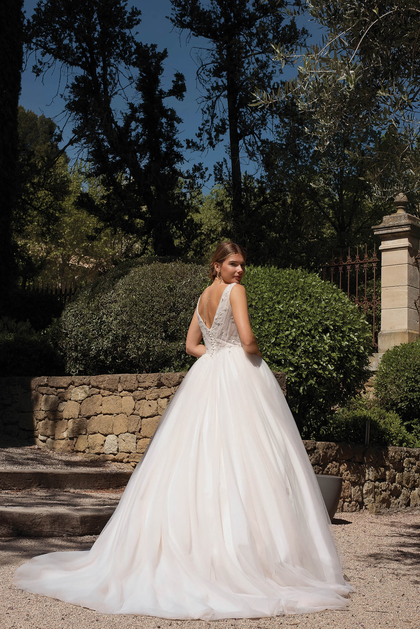 Prinzessinnen Brautkleid mit V-Rücken und Tüllschleppe Prinzessinnen Brautkleid mit V-Rücken, Spitze und langer Tüllschleppe