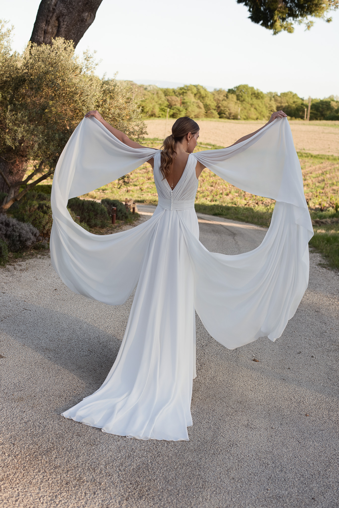 Chiffon Brautkleid mit fließender Schleppe Chiffon Brautkleid in A-Linie mit fließender Schleppe in der Rückansicht