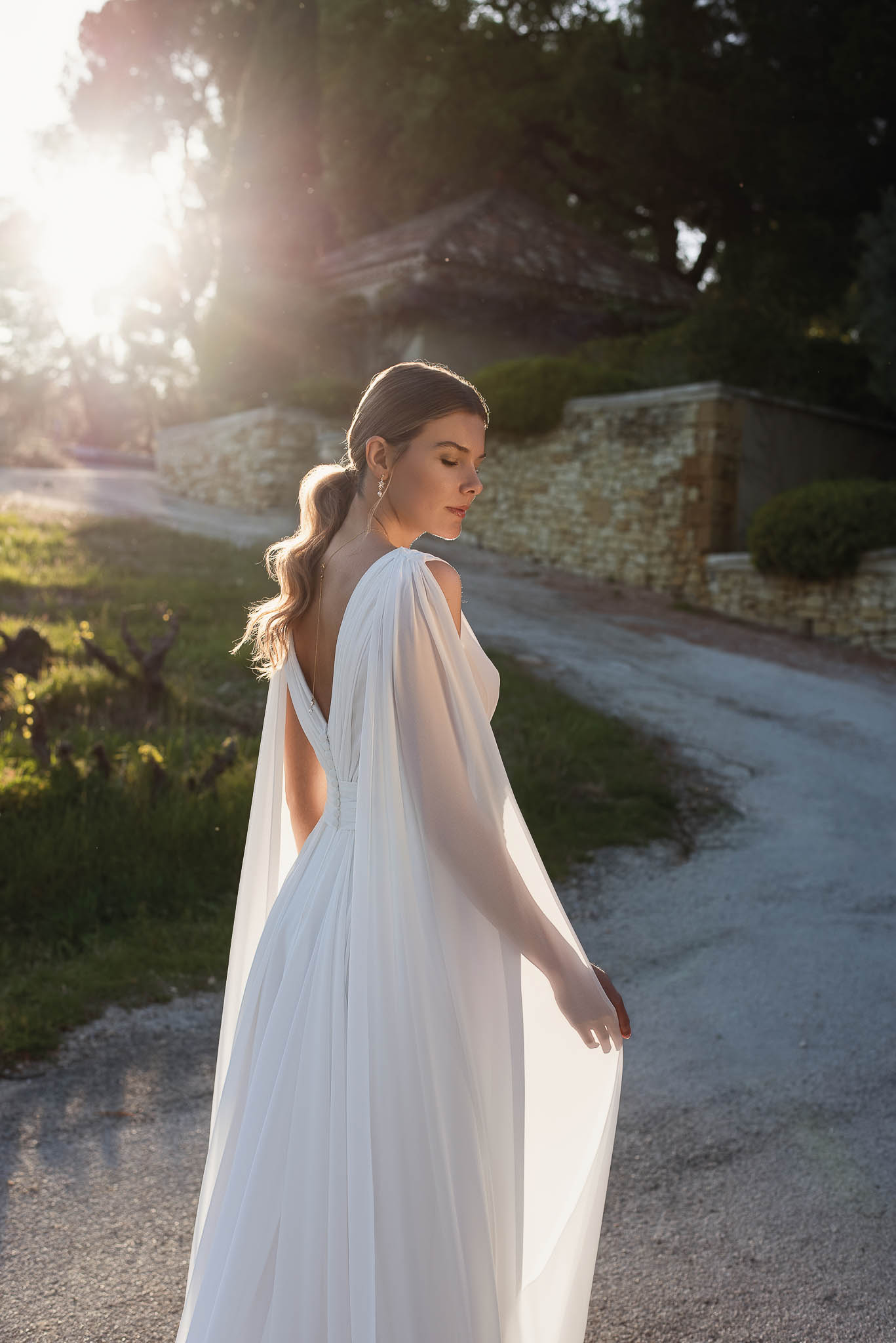 Chiffon Brautkleid in seitlicher Ansicht Seitliche Ansicht eines fließenden Chiffon Brautkleides in A-Linie