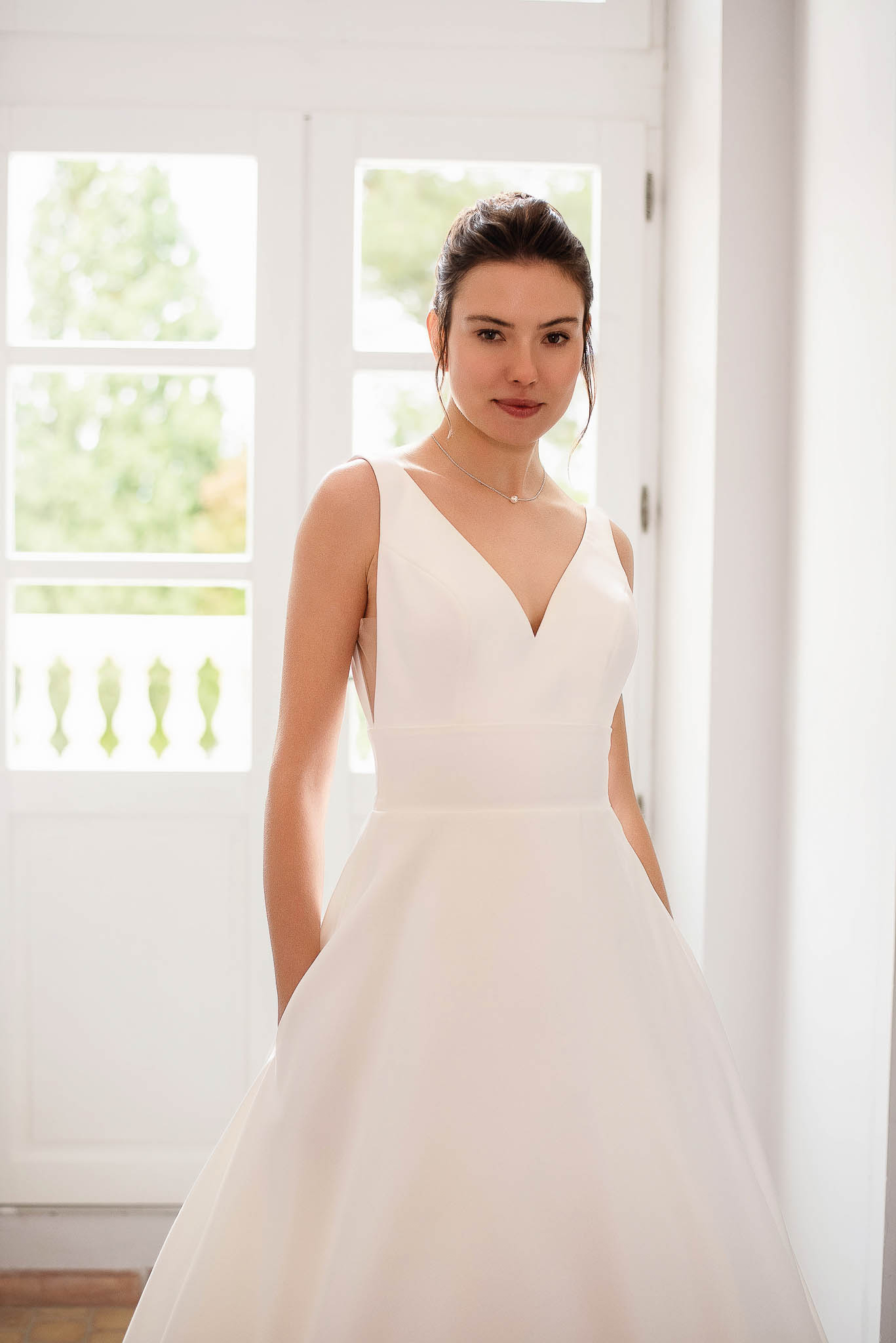 Cleanes A-Linien Brautkleid mit betonter Taille und weit ausgestelltem Rock