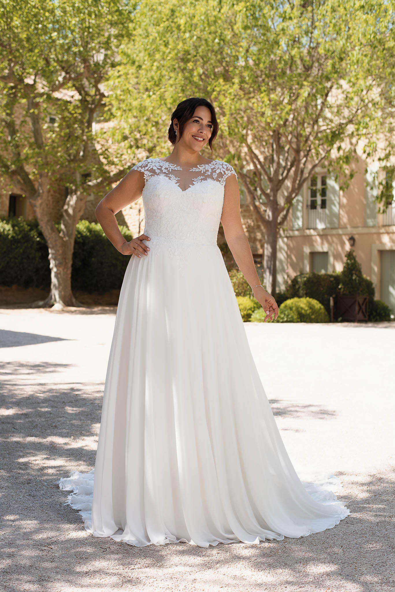 Curvy A Linien Brautkleid aus Chiffon Curvy A Linien Brautkleid aus Chiffon mit transparentem Illusionsausschnitt und floraler Spitze