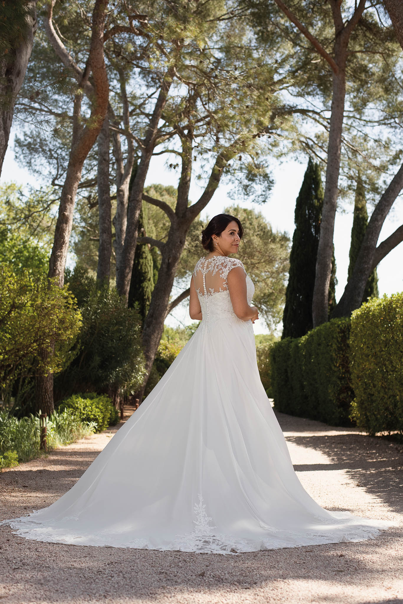 Curvy A Linien Brautkleid mit Schleppe Curvy A Linien Brautkleid aus Chiffon mit transparentem Spitzenrücken und langer Schleppe