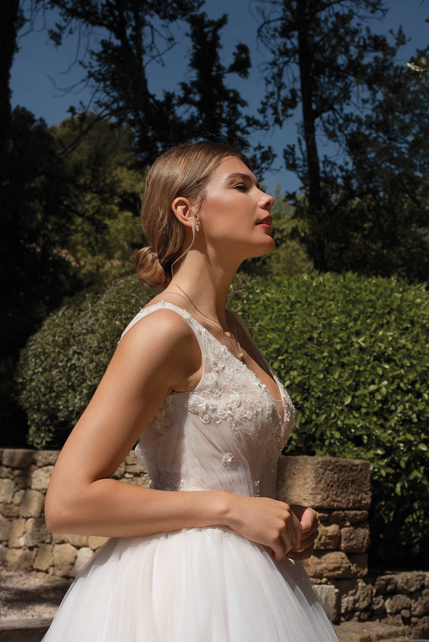 Barock Brautkleid mit Spitze und voluminösem Tüllrock Seitliche Ansicht eines Prinzessinnen Brautkleides im Barock Stil mit floraler Spitze und voluminösem Tüllrock