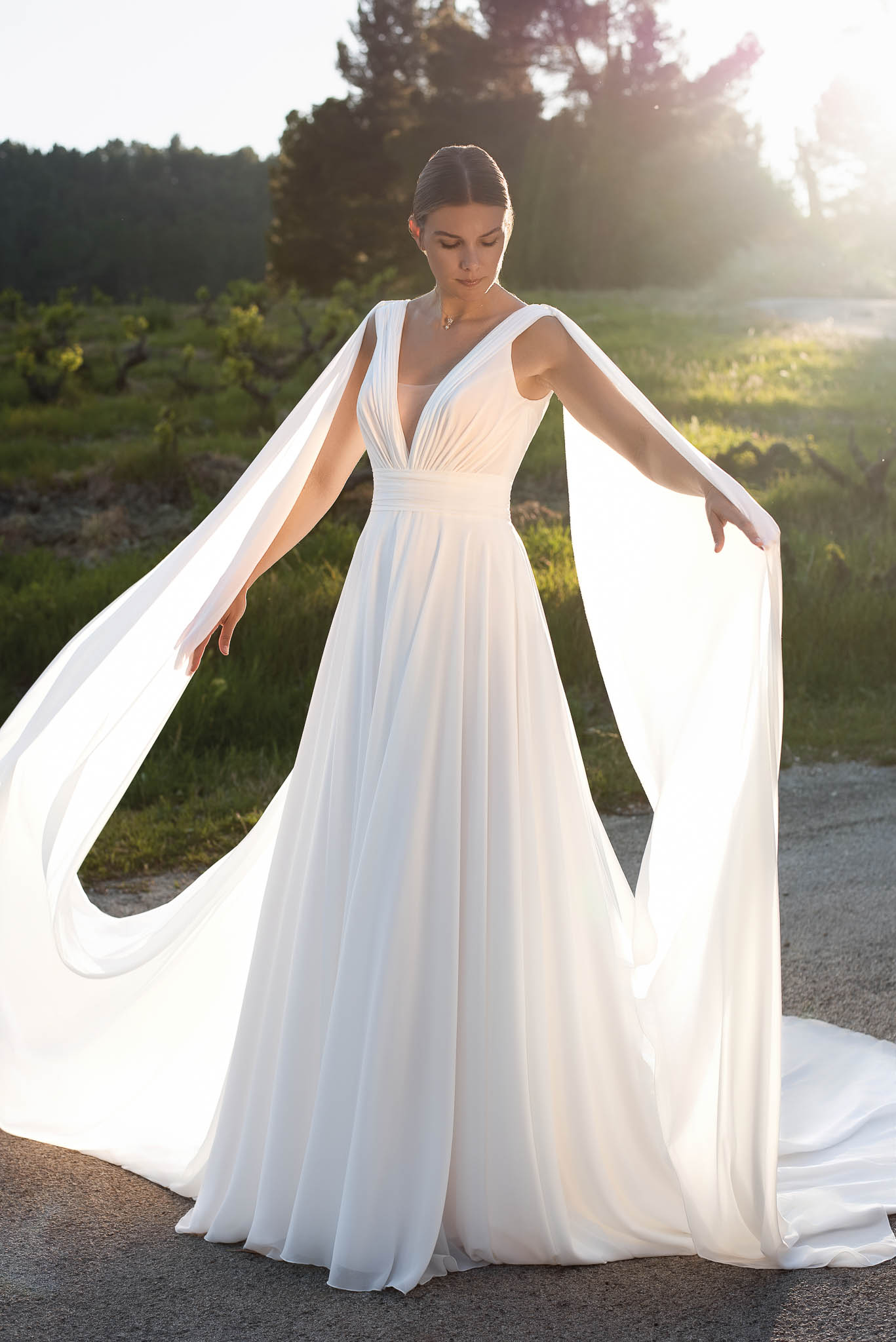 A-Linien Brautkleid aus Chiffon mit Cape Fließendes A-Linien Brautkleid aus Chiffon mit tiefem V-Ausschnitt und langen Chiffonbahnen