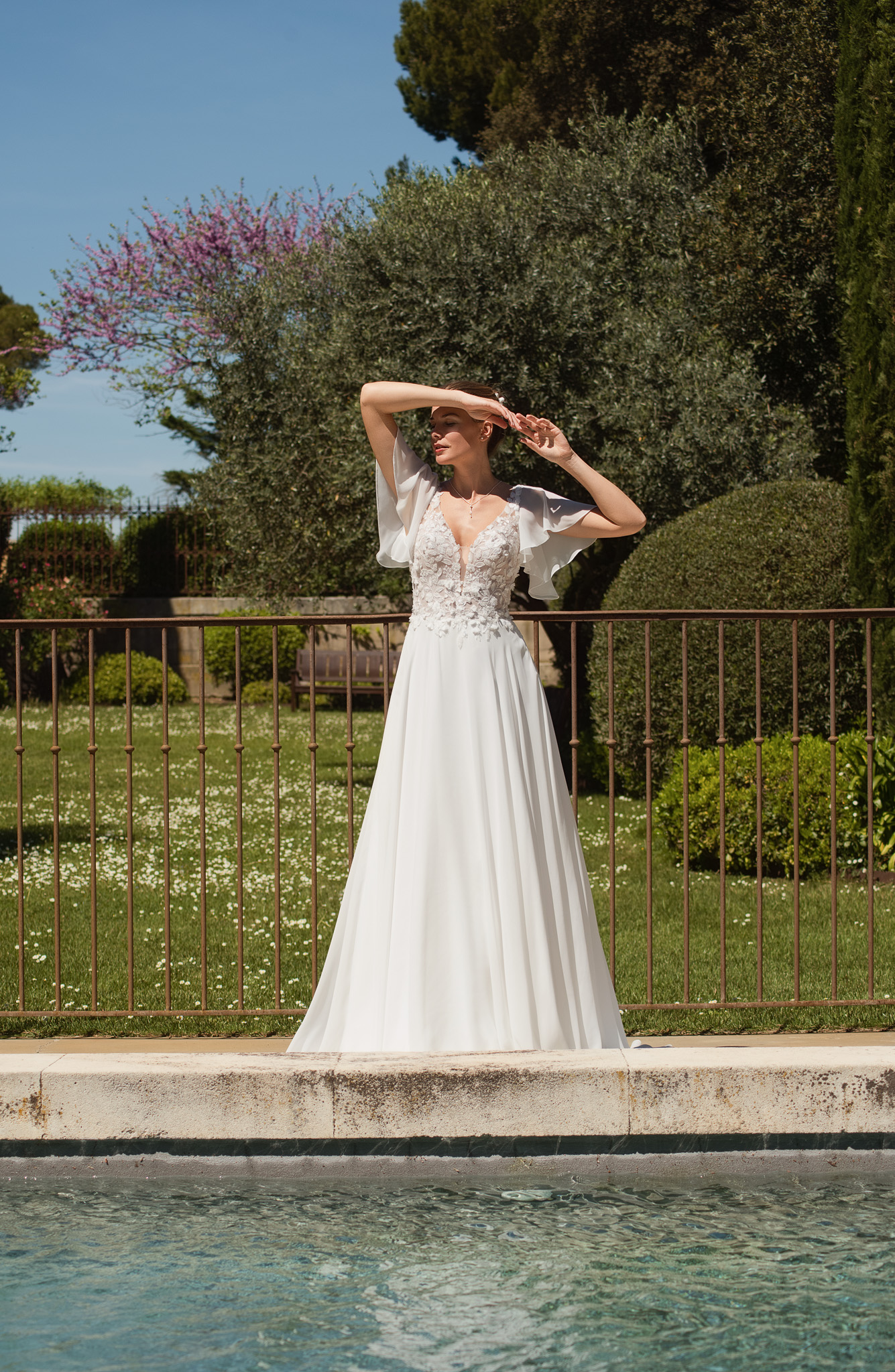 Leichtes Brautkleid mit Spitze und fließendem Rock
