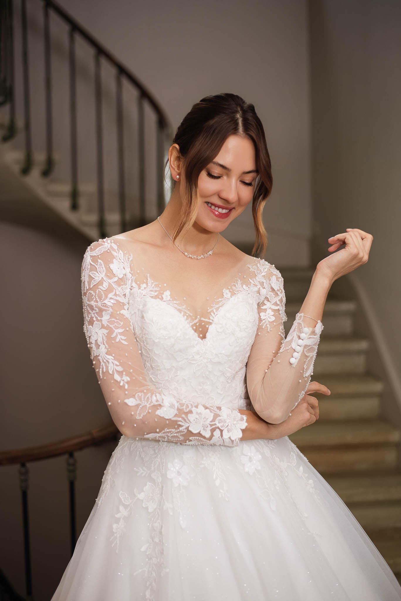 Prinzessinnen Brautkleid mit 3/4 Spitzenärmeln Prinzessinnen Brautkleid mit transparenten 3/4 Spitzenärmeln, floraler Perlenstickerei, V-Ausschnitt und Tüllrock, Eglantine Izara