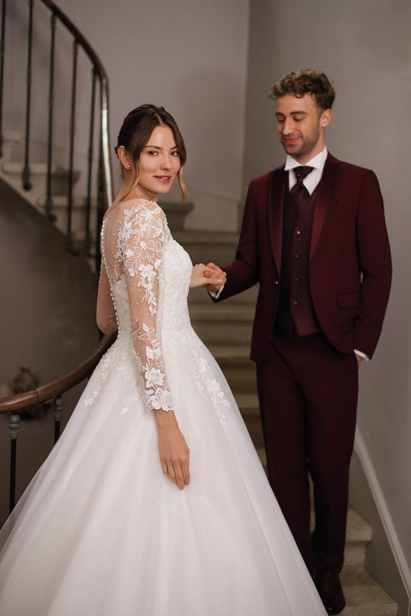 Prinzessinnen Brautkleid beim Brautpaar Shooting Prinzessinnen Brautkleid mit transparenten 3/4 Spitzenärmeln und Tüllrock beim Brautpaar Shooting