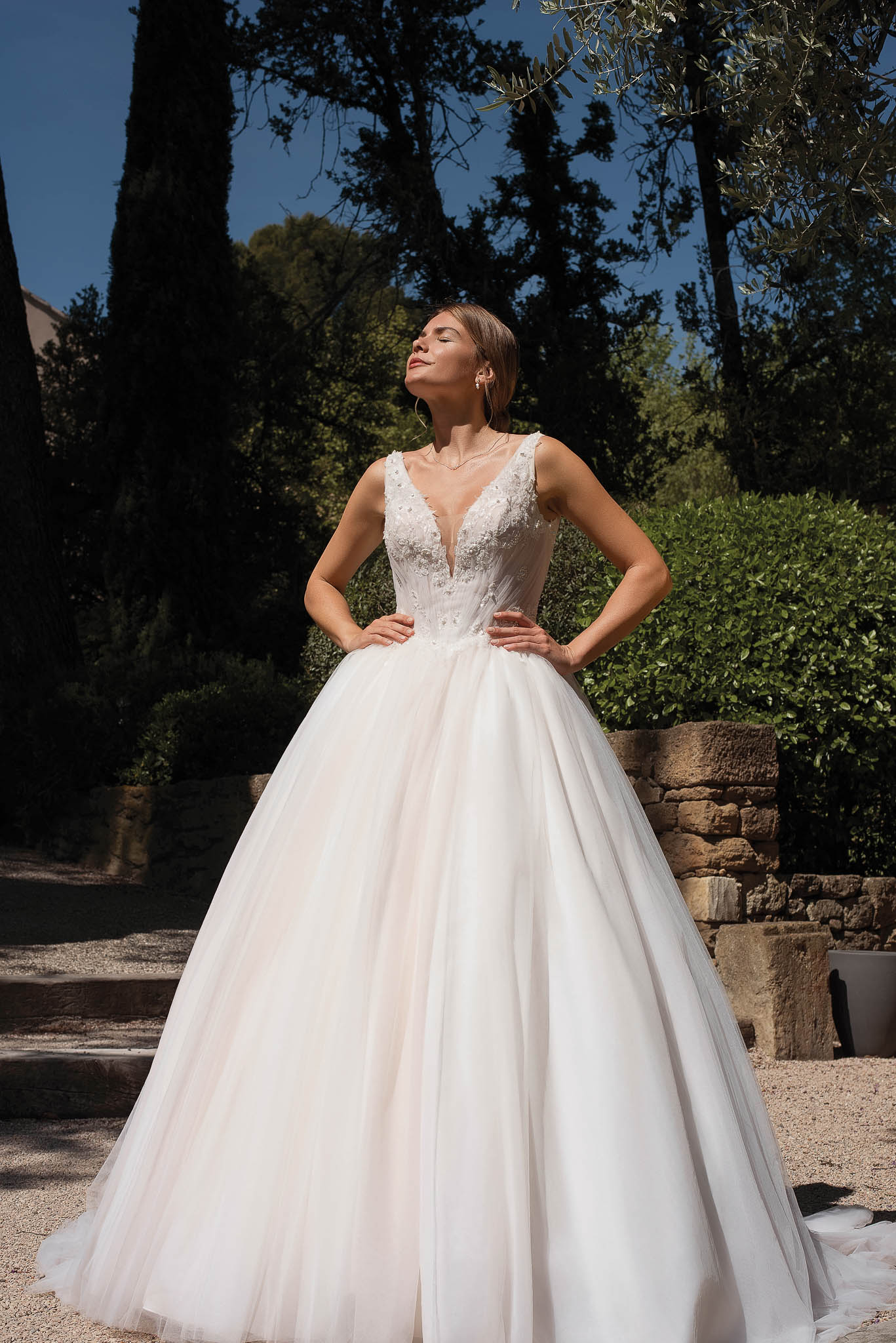 Prinzessinnen Brautkleid im Barock Stil mit Spitze Prinzessinnen Brautkleid im Barock Stil mit floraler Spitze und tiefem V-Ausschnitt – Eglantine Ilem
